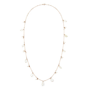 Collana lunga realizzata a mano con perle Keshi. Realizzato in argento 925 e placcato oro rosa ad alto spessore e resistenza.